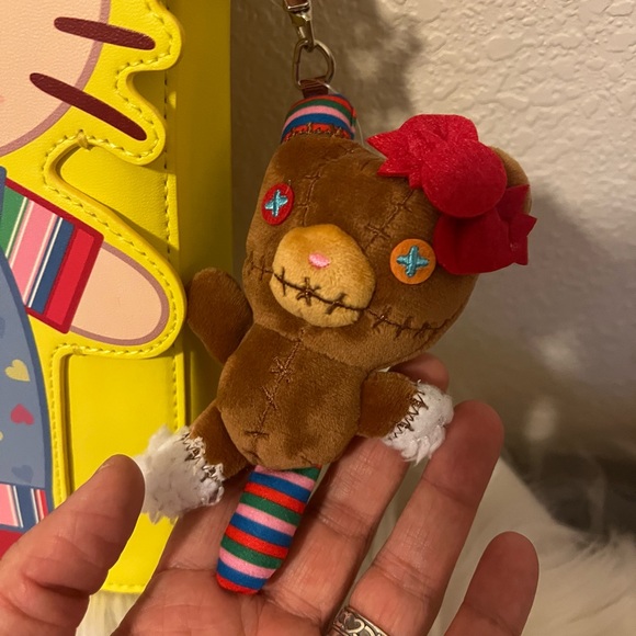 Universal Studios Hello Kitty Chucky Crossbody Bag & Hello Kitty Cardholder - Picture 4 of 10